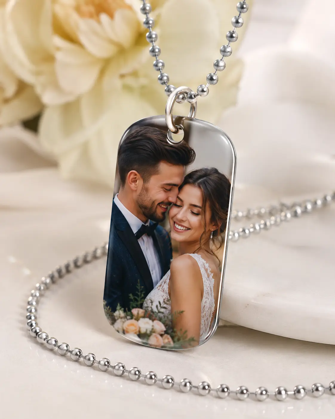 Medalla personalizada con la fotografía de una pareja y cadena de bolitas